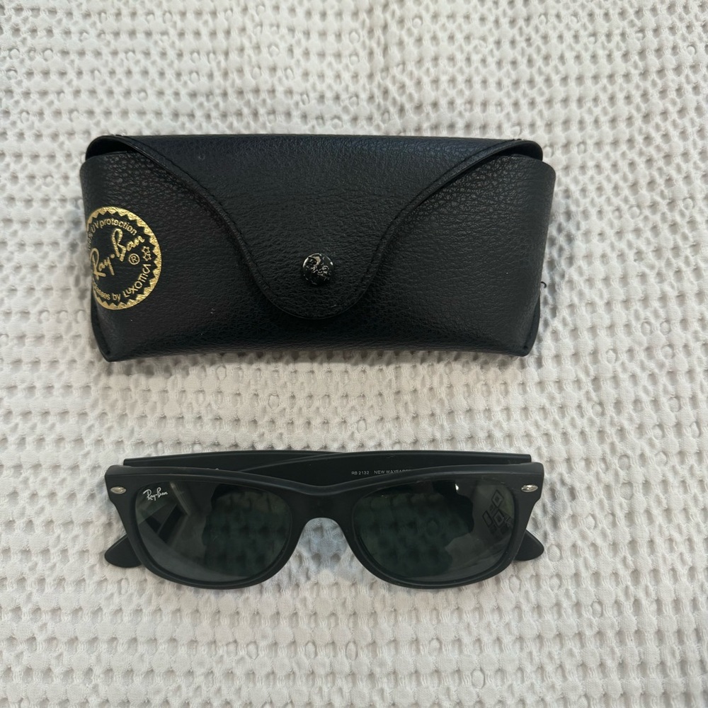 Rayban New Wayfarer 2132- Matte black with green lenses